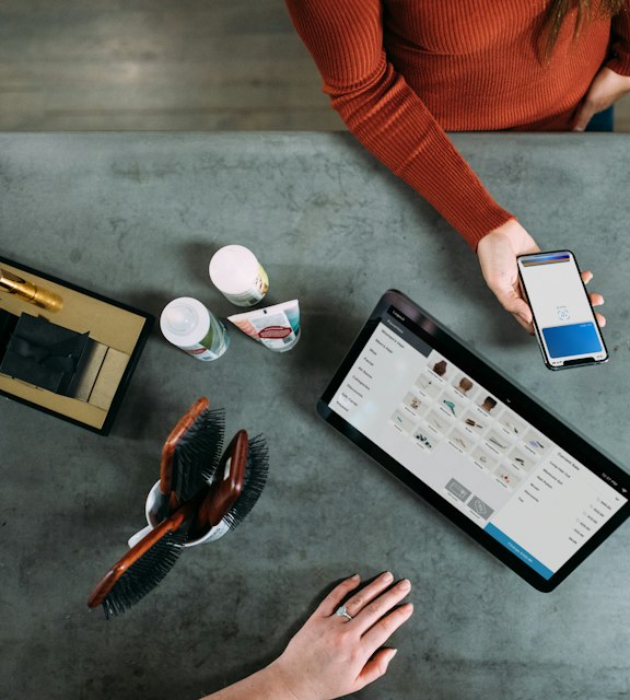 Shop counter with a tablet point of sale and a phone payment
